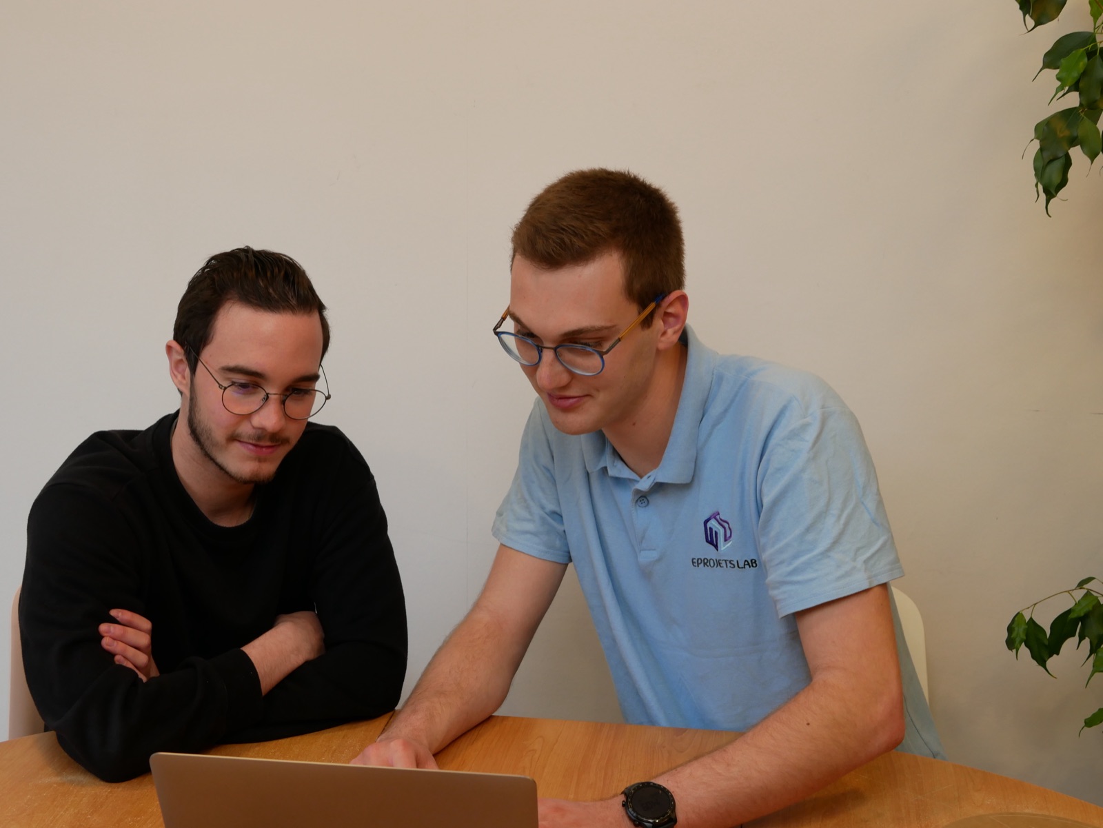 Elliot et Julien, les fondateurs d'EProjets Lab, travaillent ensemble sur un projet à l'atelier du Mans