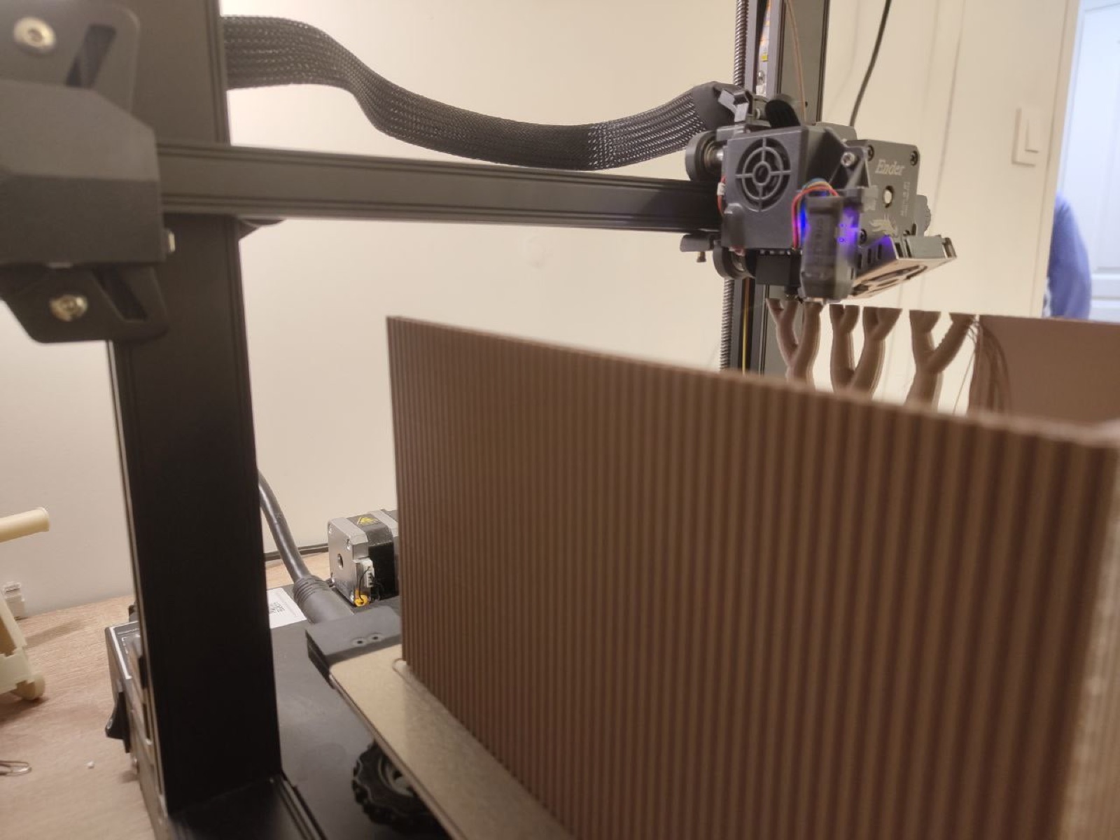 Impression 3D FDM en cours : dépôt de fil fondu sur une paroi de maquette
