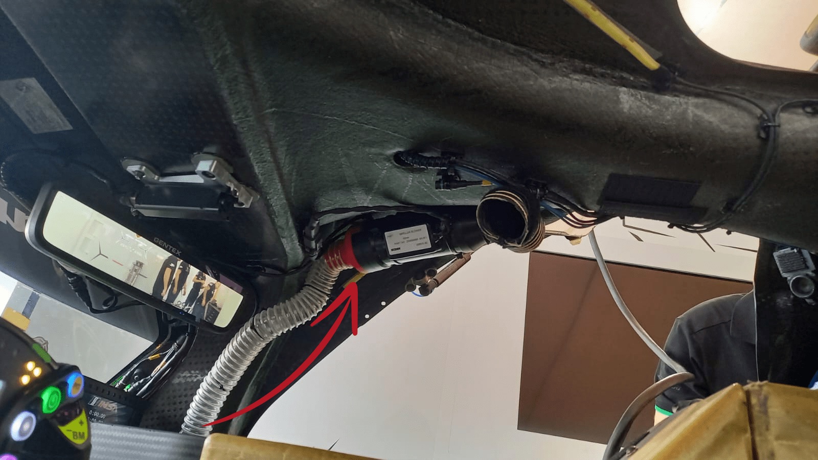 Cockpit de la SC63 : adaptateur de ventilation imprimé en ABS, indiqué par la flèche