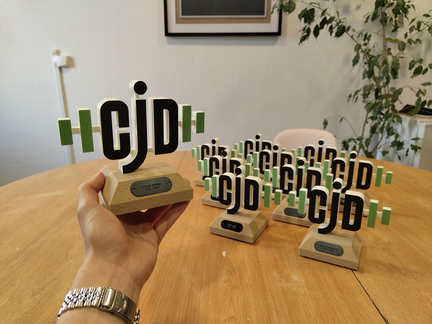 Série de trophées CJD imprimés en 3D sur socles en bois